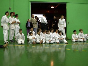 11.01.2003 | Les petits Aikidokas attendent leur tour de passage.