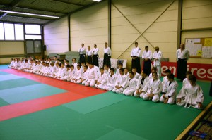 26.11.2005 | Une nouvelle édition du stage pour jeunes entre les club de Ste-Geneviève-des-Bois et de Morangis. Les jeunes participants attendant le début du stage en seiza.