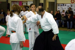26.11.2005 | Les gradés (sempai) aident les jeunes à corriger leur technique
