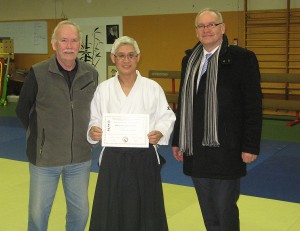 12.02.2014 | Mr Michel Hamon, 7ème Dan, remet le diplôme du 5ème Dan à notre Sensei Maurice Thai, en présence de Mr Pascal Noury, Maire de Morangis.