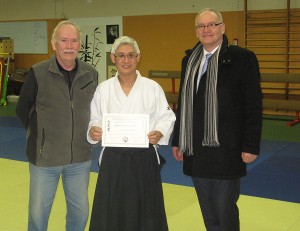 12.02.2014 | Mr Michel Hamon, 7ème Dan, remet le diplôme du 5ème Dan à notre Sensei Maurice Thai, en présence de Mr Pascal Noury, Maire de Morangis.